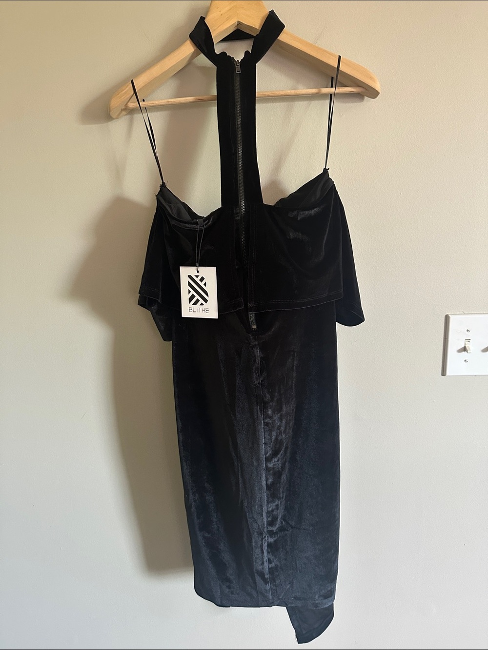 Black velvet off-the-shoulders choker dress - Picture 13 of 13
